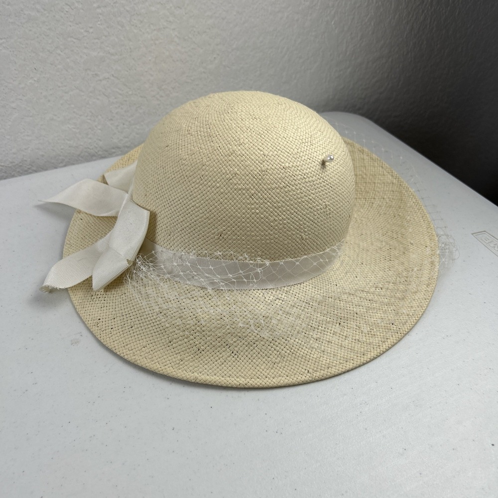 Elegant Womens Fedoria Straw Hat With White Netting Vintage